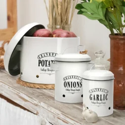 Klarstein Granrosi Georgia Vorratsbehälter Vorratstopf 3er-Set , Knoblauchtopf, Zwiebeltopf, Kartoffeltopf , Emaille-Stahlblech , Rostfrei , Lüftungsöffnungen , Vintage-Design , Creme -Mepalhom Geschaft 345df9442f8d5365841f08f8459b6e66