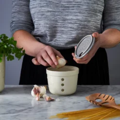 Mason Cash Knoflook Rasp + Kom Innovative Kitchen 28 Mason Cash Knoflook Rasp + Kom Innovative Kitchen -Mepalhom Geschaft 9486ef94bc0b9e8fe28bc286d5554931